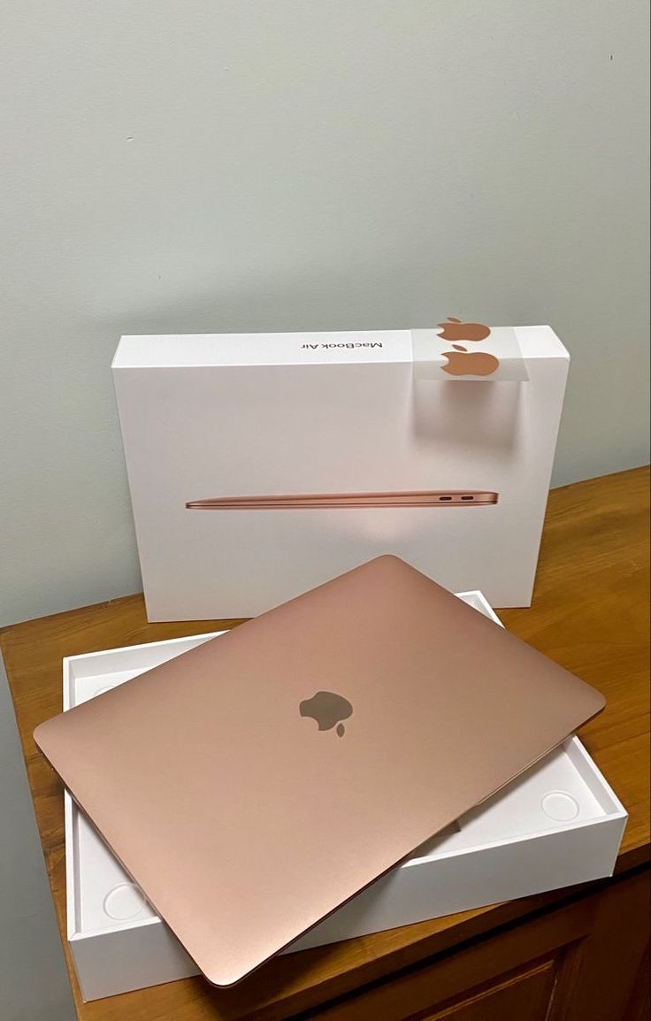 MacBook Air rose présenté avec sa boîte